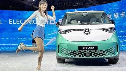 直擊～七人座電旅來了！福斯商旅 ID. Buzz 接單破300張！《回到未來》布朗博士來台邂逅 ID. Buzz 選雙色有早鳥優惠！車迷敲碗加配額！